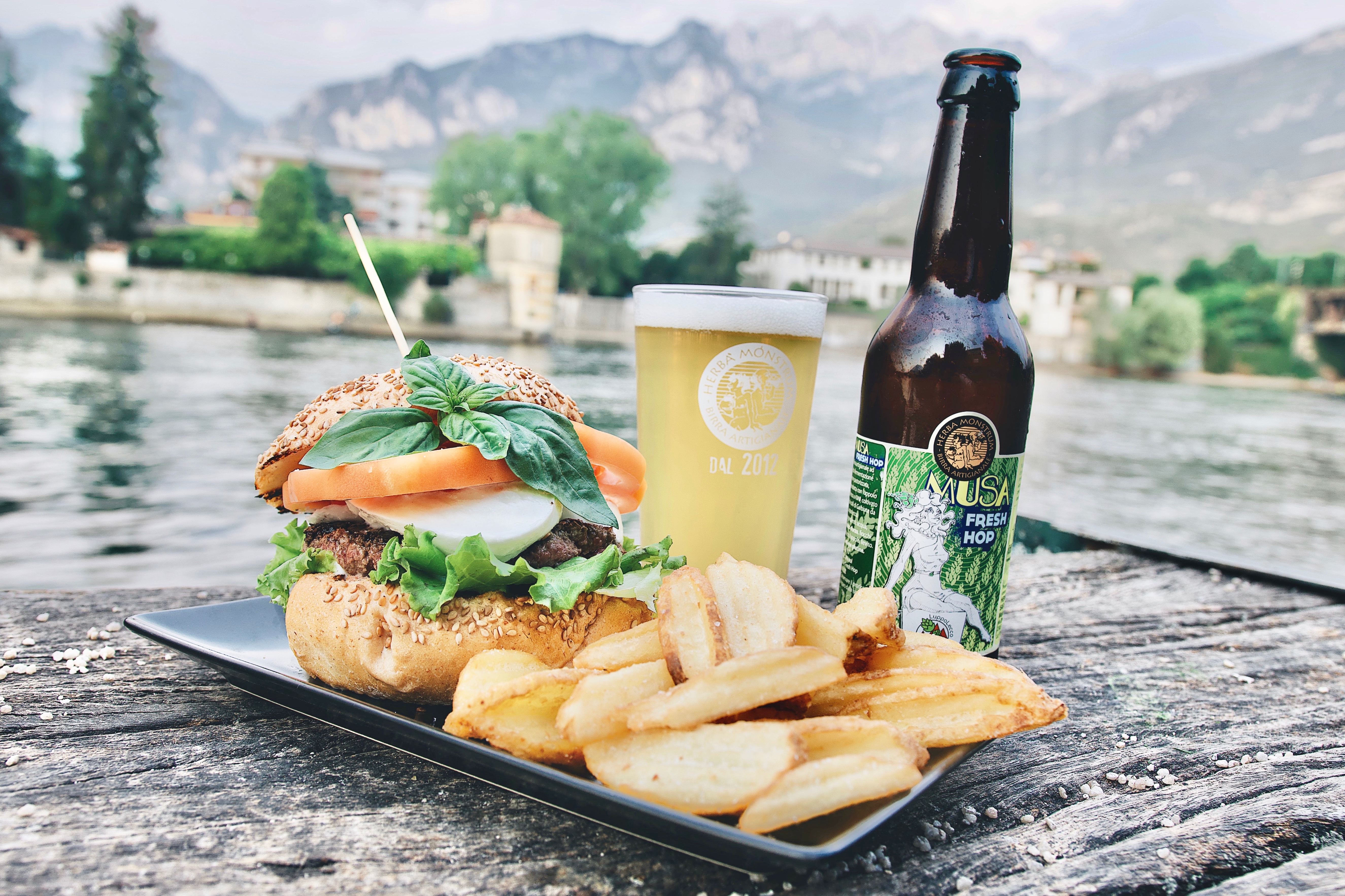 Hamburger stagionale, mozzarella bufala. Herba Monstrum Brewery, Urban Beer Garden. Apertura terrazza esterna. Via Ettore Monti, 29, 23851 in zona Ponte Azzone Visconti Lecco. Hamburger, patatine, birra artigianale.