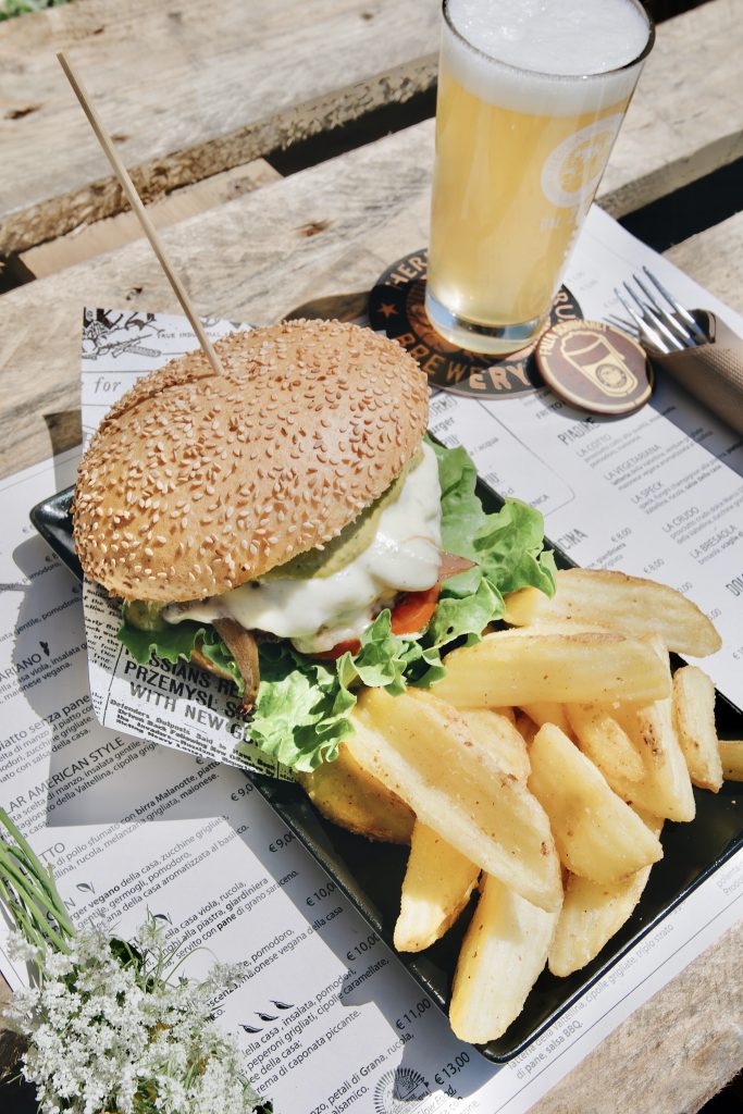 Herba Monstrum Brewery APERTO anche a pranzo. Via Ettore Monti, 29, 23851 in zona Ponte Azzone Visconti Lecco. Hamburger, patatine, birra artigianale, caffè Malatesta.