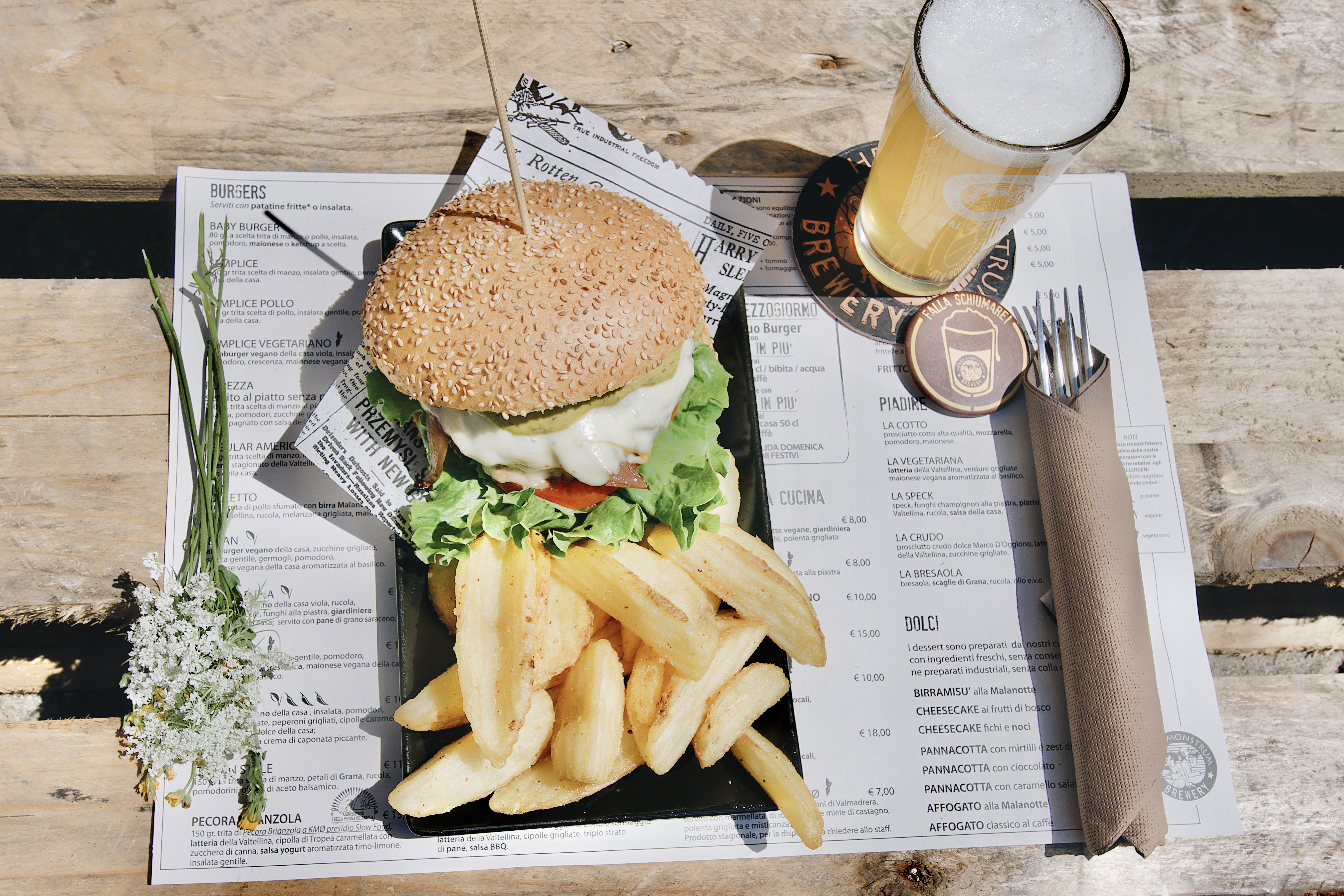 Herba Monstrum Brewery APERTO anche a pranzo. Via Ettore Monti, 29, 23851 in zona Ponte Azzone Visconti Lecco. Hamburger, patatine, birra artigianale, caffè Malatesta.