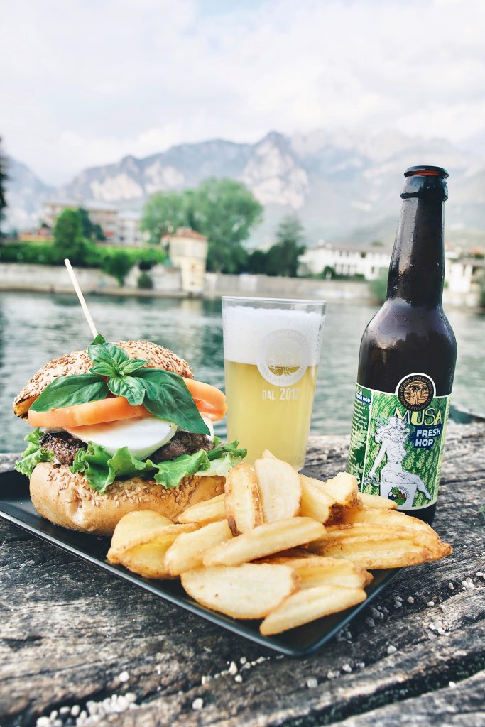 Hamburger stagionale, mozzarella bufala. Herba Monstrum Brewery, Urban Beer Garden. Apertura terrazza esterna. Via Ettore Monti, 29, 23851 in zona Ponte Azzone Visconti Lecco. Hamburger, patatine, birra artigianale.