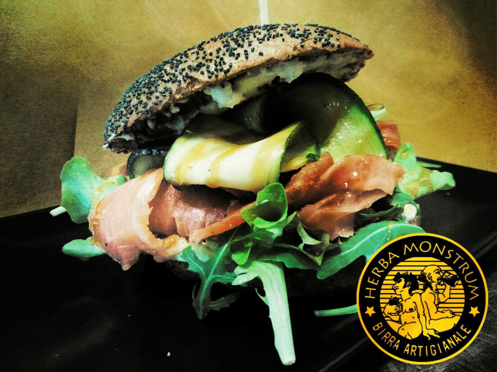 Nuovo panino stagionale con la trota affumicata italiana! Da Herba Monstrum Brewery, a dicembre, in via Ettore Monti, 29, 23851 in zona Ponte Azzone Visconti