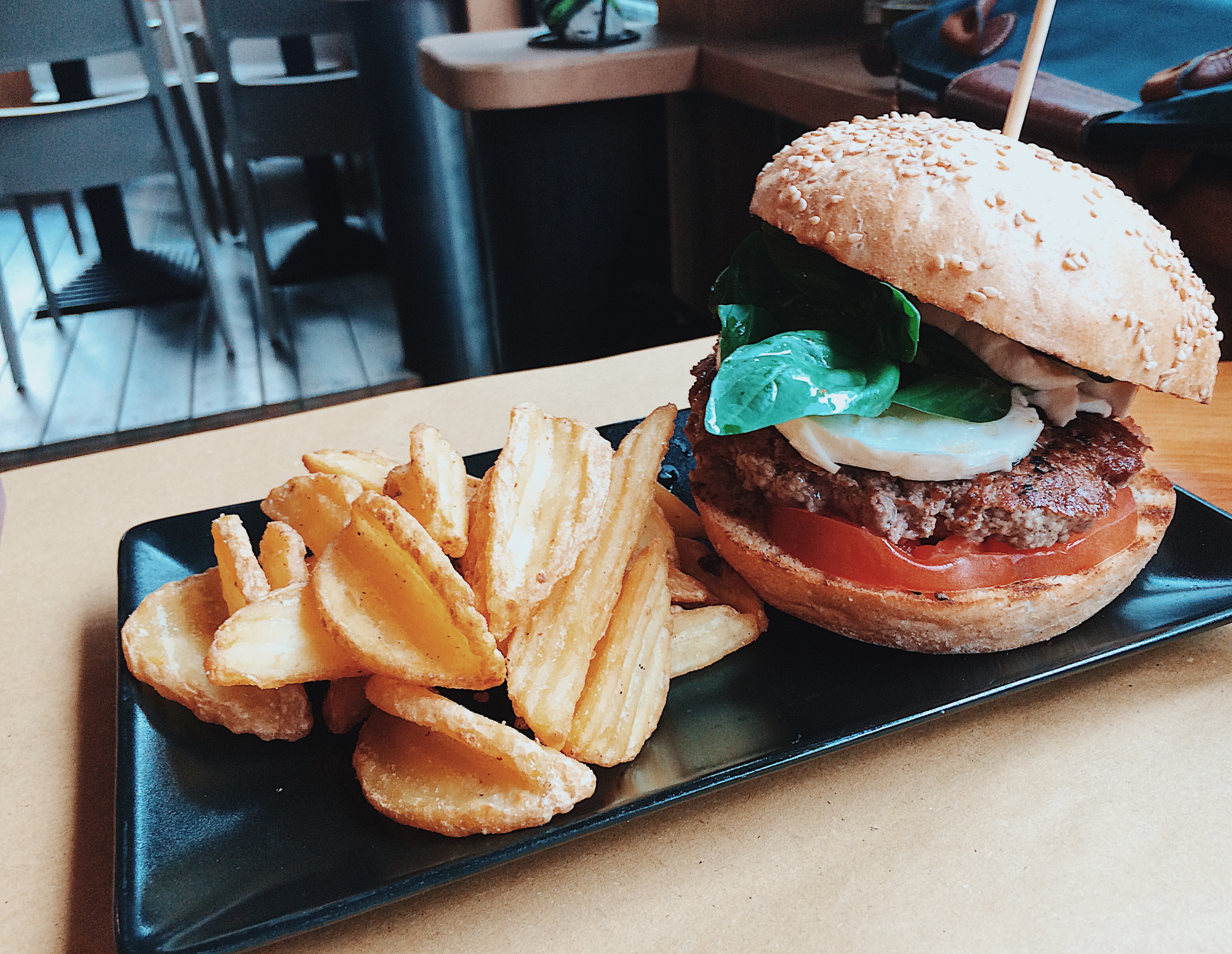 Panino Stagionale Estivo. Hamburger di manzo, pomodoro cuore di bue, basilico, mozzarella di bufala. Da Herba Monstrum Brewery, in via Ettore Monti, 29, 23851 in zona Ponte Azzone Visconti Lecco