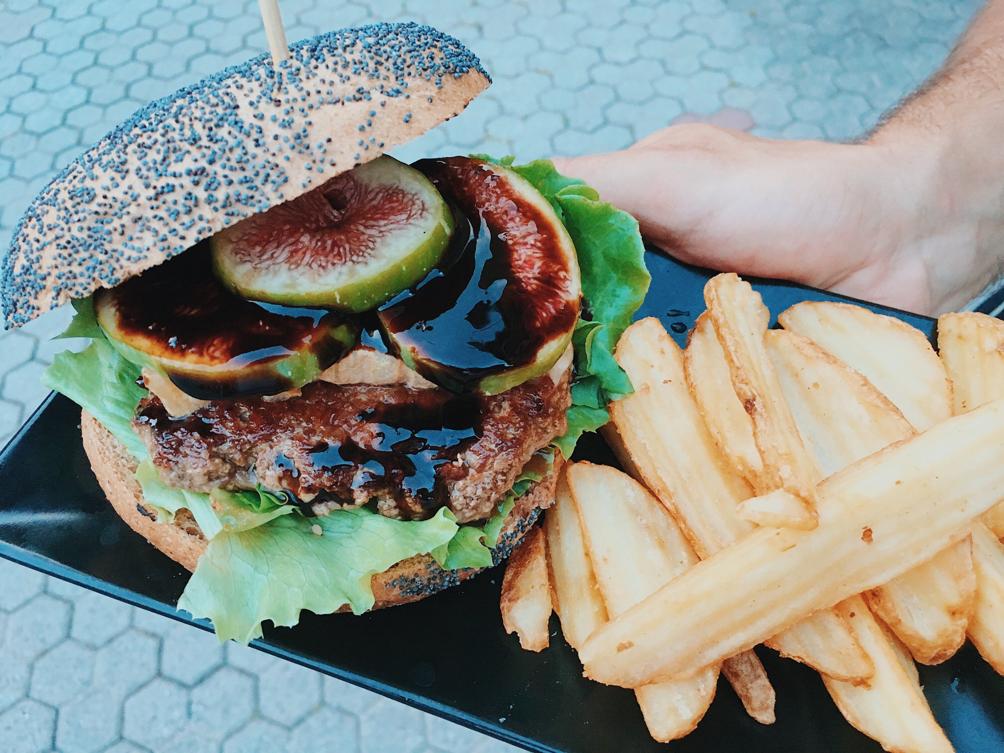 Nuovo stagionale di Settembre con Hamburger di manzo, quartirolo lombardo stagionato, glassa di aceto balsamico e fico fresco! Da Herba Monstrum Brewery, in via Ettore Monti, 29, 23851 in zona Ponte Azzone Visconti Lecco