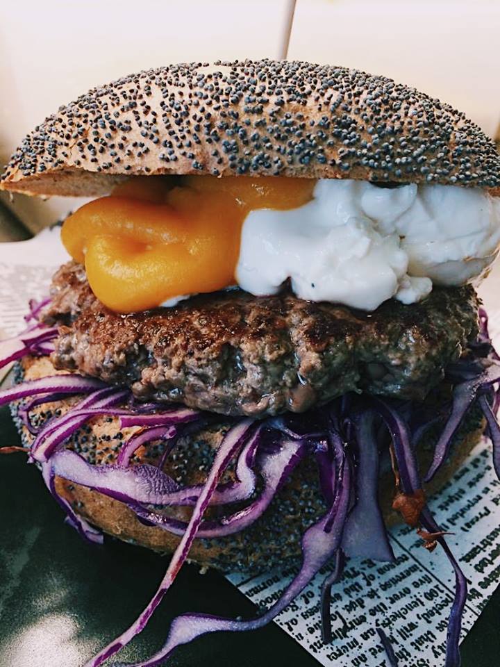 Nuovo hamburger stagionale con crema di zucca, crescenza e cavolo viola. Herba Monstrum Brewery via Ettore Monti, 29, 23851 in zona Ponte Azzone Visconti Lecco.