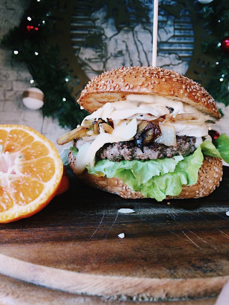 Hamburger speciale di Natale. Herba Monstrum Brewery via Ettore Monti, 29, 23851 in zona Ponte Azzone Visconti Lecco.