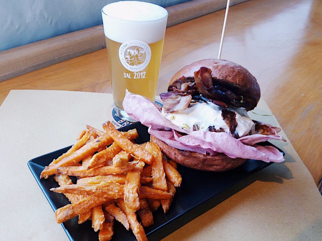 Hamburger San Valentino, Febbraio 2019. Herba Monstrum Brewery via Ettore Monti, 29, 23851 in zona Ponte Azzone Visconti Lecco.