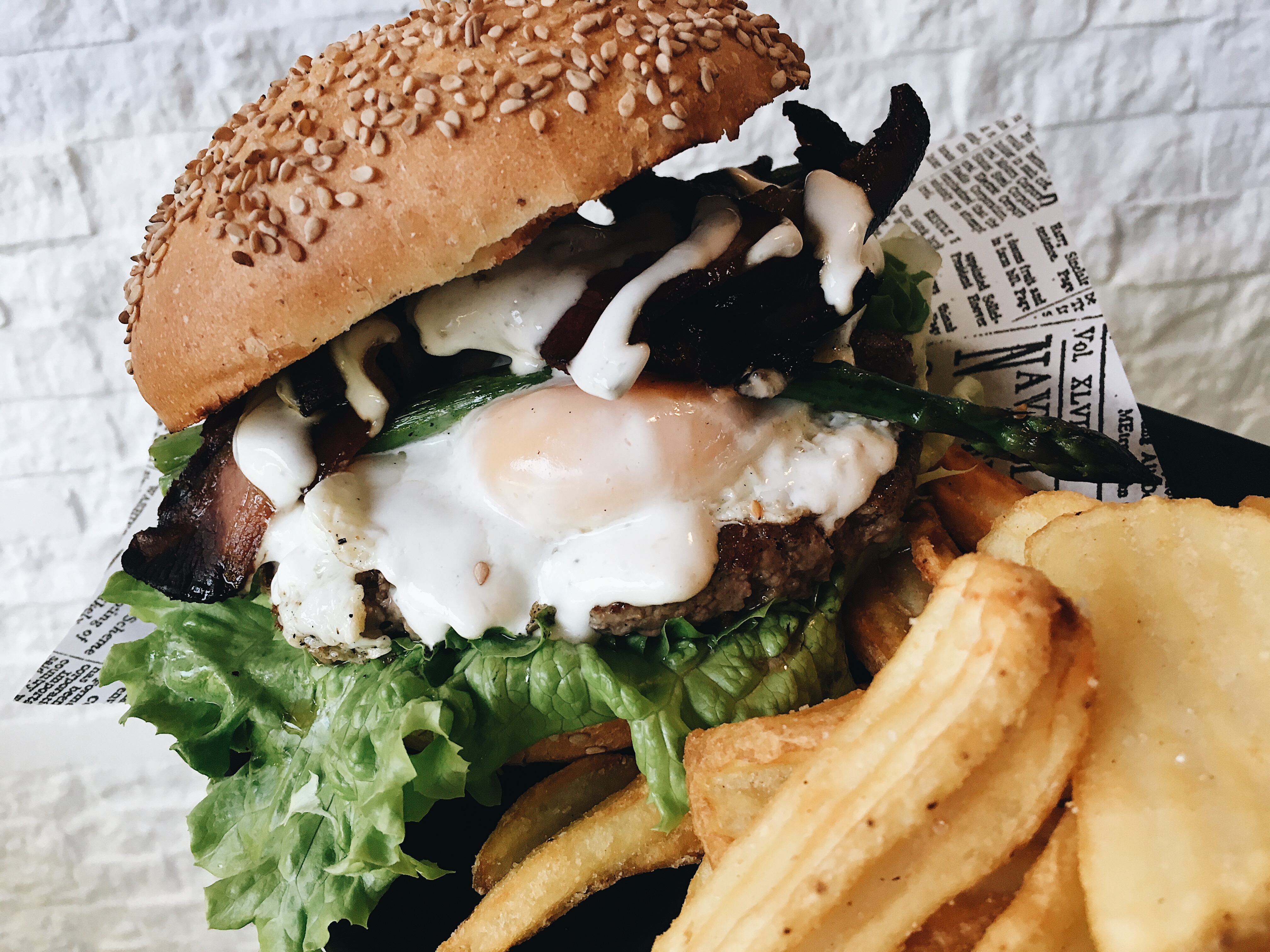 Hamburger Pasqua 2019. Hamburger di manzo, crema di formaggio di capra, insalata, uovo alla bismarck, asparagi croccanti e bacon. Herba Monstrum Brewery via Ettore Monti, 29, 23851 in zona Ponte Azzone Visconti Lecco.