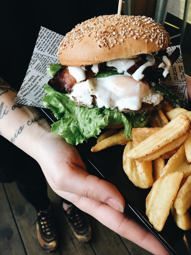 Hamburger Pasqua 2019. Hamburger di manzo, crema di formaggio di capra, insalata, uovo alla bismarck, asparagi croccanti e bacon. Herba Monstrum Brewery via Ettore Monti, 29, 23851 in zona Ponte Azzone Visconti Lecco.