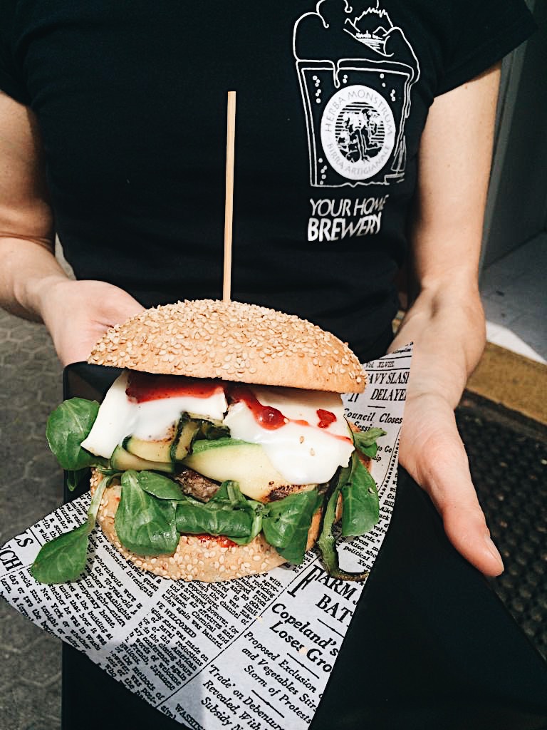 Hamburger di manzo, delicato formaggio di capra, zucchine e marmellata di mirtilli rossi. Herba Monstrum Brewery via Ettore Monti, 29, 23851 in zona Ponte Azzone Visconti Lecco.