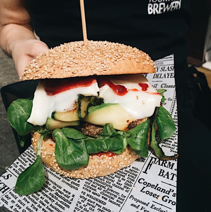 Hamburger di manzo, delicato formaggio di capra, zucchine e marmellata di mirtilli rossi. Herba Monstrum Brewery via Ettore Monti, 29, 23851 in zona Ponte Azzone Visconti Lecco.