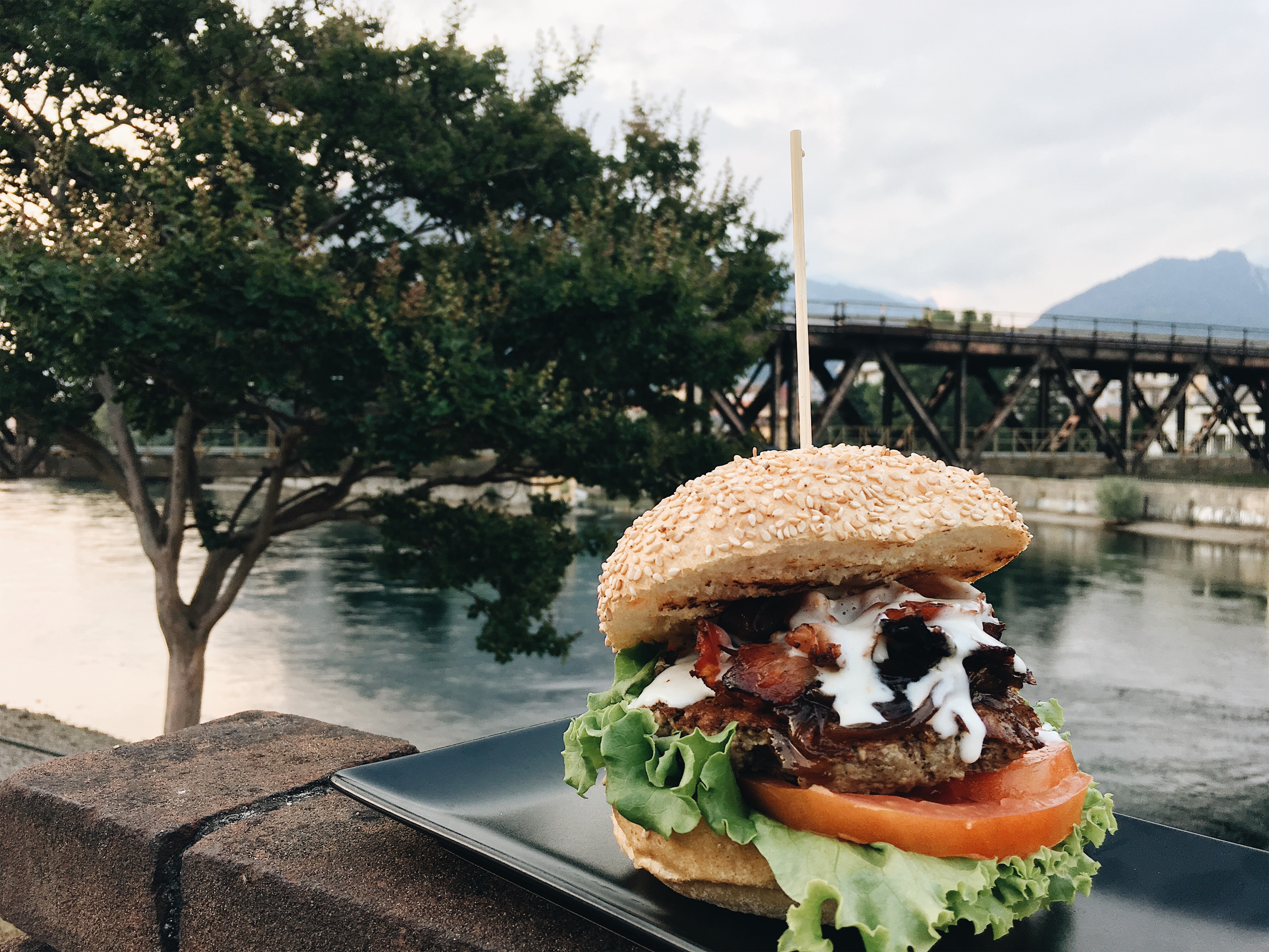 Hamburger DAY 2019. Trita di manzo, bacon croccante Marco d'Oggiono Prosciutti, crema ai formaggi, pomodoro, insalata, cipolla rossa caramellata. Herba Monstrum Brewery via Ettore Monti, 29, 23851 in zona Ponte Azzone Visconti Lecco.