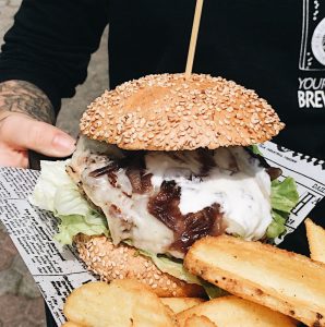 Hamburger con carne di pecora brianzola (Associazione della Pecora Brianzola, Slow Food Lecco), salsa di yogurt alle erbe, insalata fresca, cipolla caramellata. Herba Monstrum Brewery via Ettore Monti, 29, 23851 in zona Ponte Azzone Visconti Lecco.