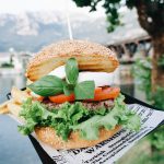 Hamburger estivo con trita scelta di manzo italiano, mozzarella di bufala, pomodoro cuore di bue, basilico, insalata. Herba Monstrum Brewery via Ettore Monti, 29, 23851 in zona Ponte Azzone Visconti Lecco.