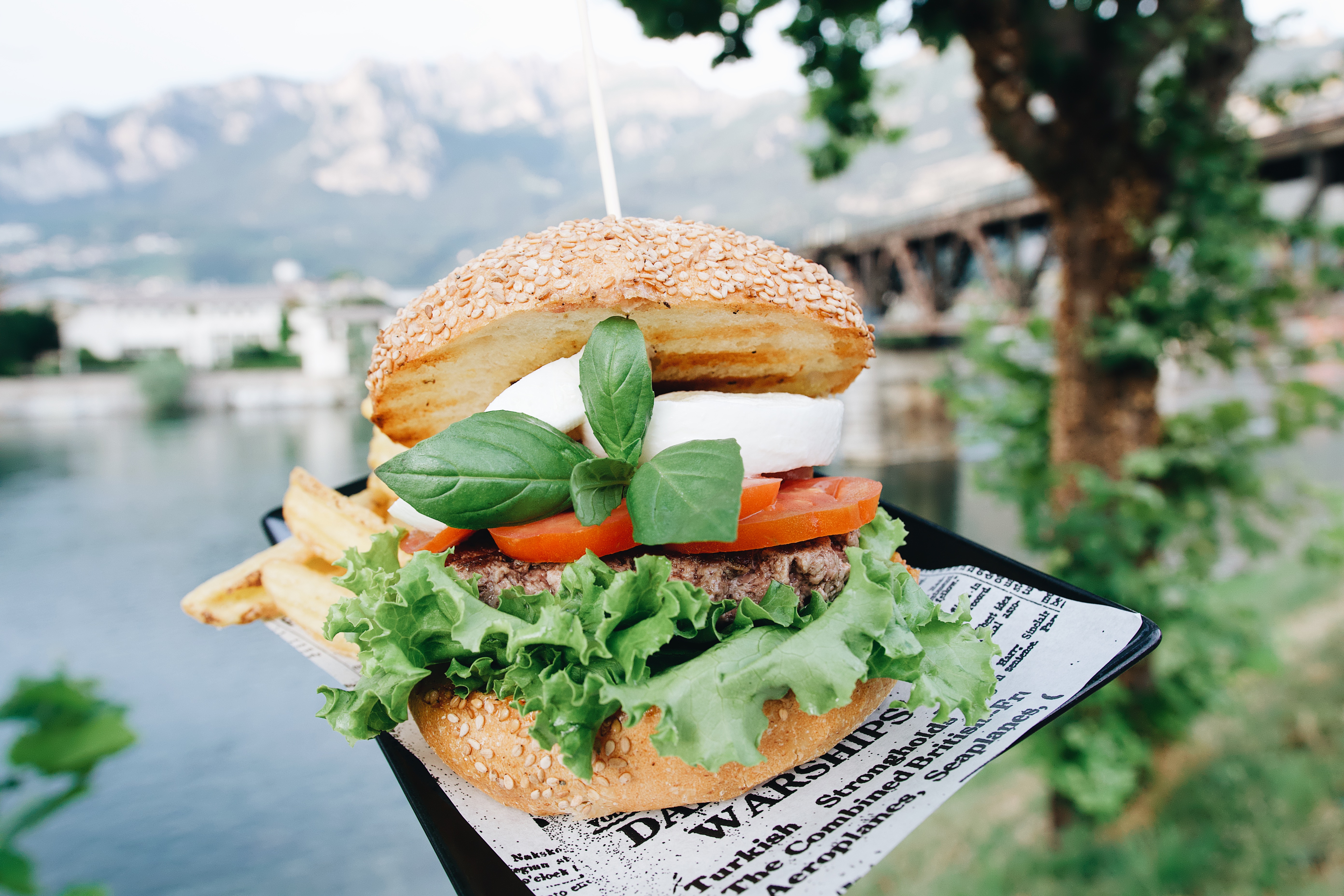 Hamburger estivo con trita scelta di manzo italiano, mozzarella di bufala, pomodoro cuore di bue, basilico, insalata. Herba Monstrum Brewery via Ettore Monti, 29, 23851 in zona Ponte Azzone Visconti Lecco.