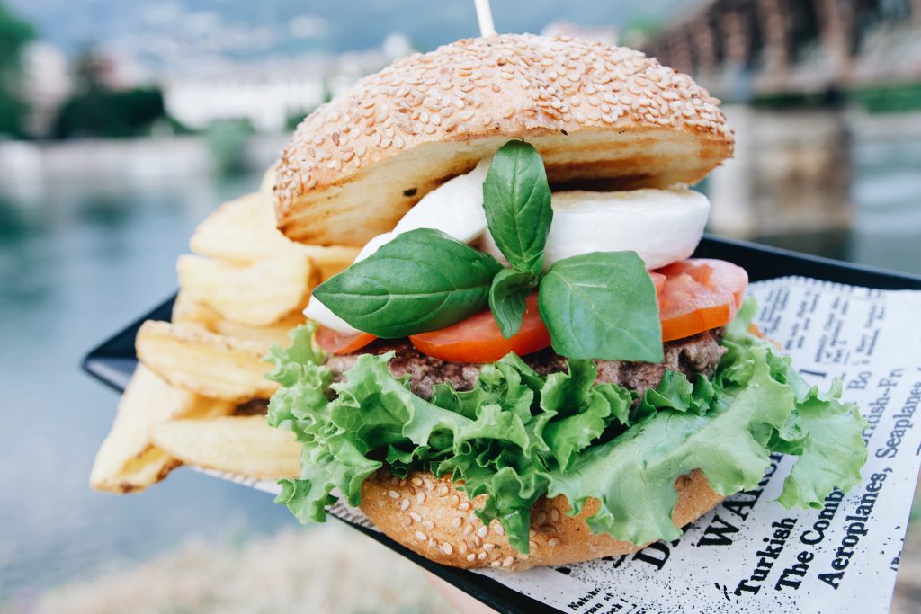 Hamburger estivo con trita scelta di manzo italiano, mozzarella di bufala, pomodoro cuore di bue, basilico, insalata. Herba Monstrum Brewery via Ettore Monti, 29, 23851 in zona Ponte Azzone Visconti Lecco.