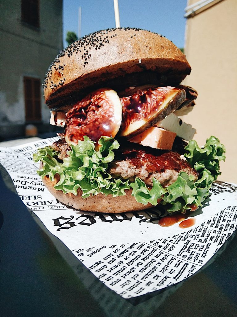 Nuovo hamburger stagionale con fichi freschi, glassa di aceto balsamico, quartirolo lombardo stagionato, insalata e la nostra trita scelta di manzo italiano. Herba Monstrum Brewery via Ettore Monti, 29, 23851 in zona Ponte Azzone Visconti Lecco.