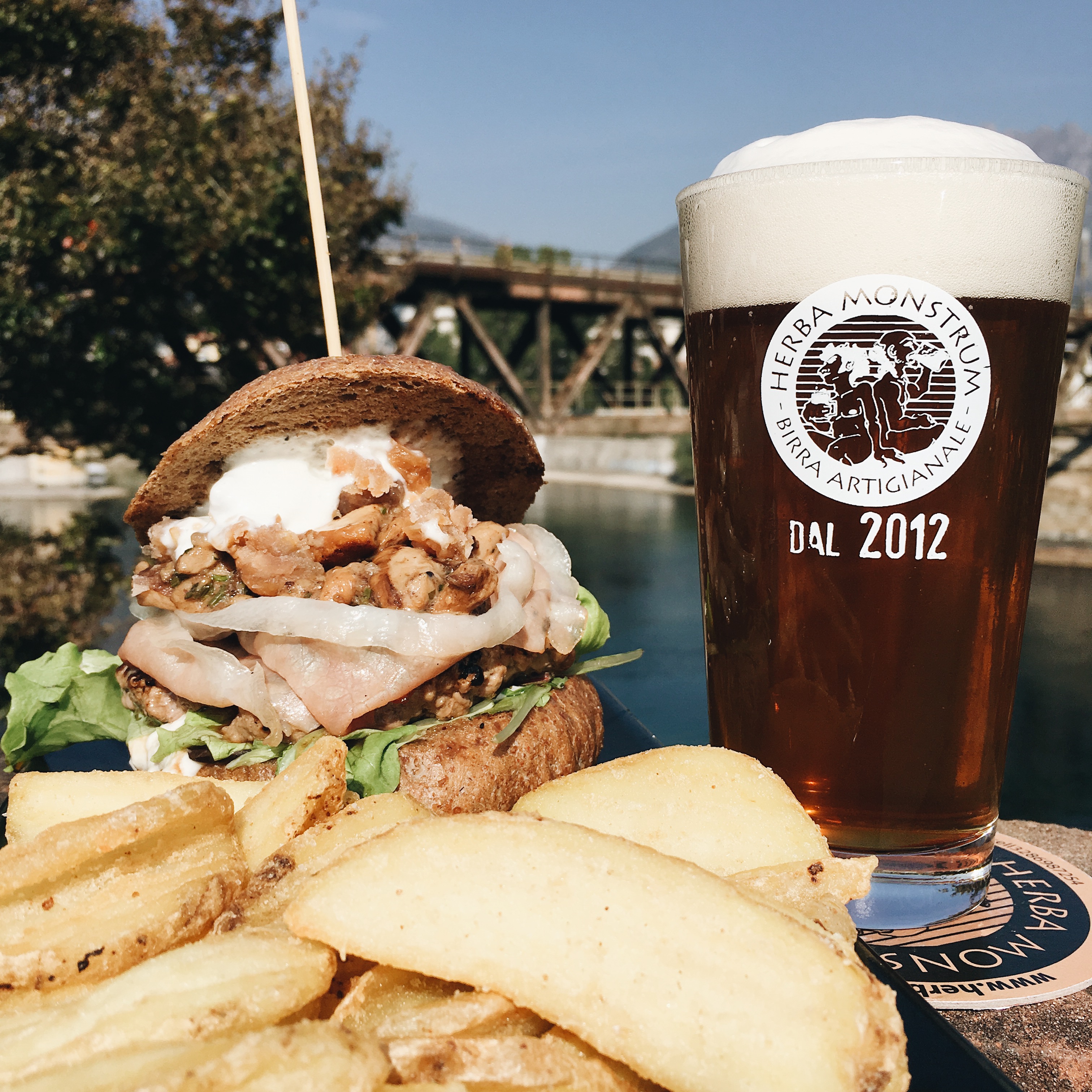 Nuovo hamburger stagionale con pane di segale, castagne caramellate, funghi porcini trifolati, crema di crescenza, speck, misticanza e trita di manzo italiano. Herba Monstrum Brewery via Ettore Monti, 29, 23851 in zona Ponte Azzone Visconti Lecco.