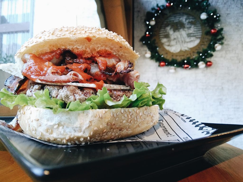 Hamburger amatriciana. Trita di manzo, sugo all'italiana, bacon croccante, insalata gentile, San Tumas stagionato di capra Latteria di Delebio. Herba Monstrum Brewery via Ettore Monti, 29, 23851 in zona Ponte Azzone Visconti Lecco.