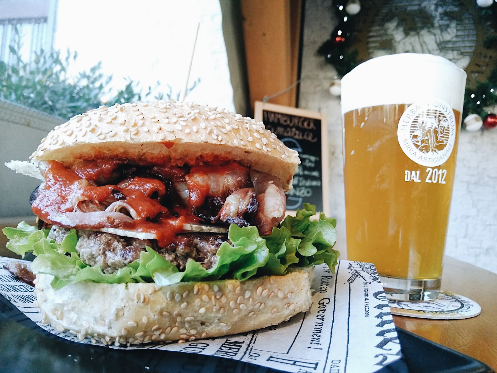 Hamburger amatriciana. Trita di manzo, sugo all'italiana, bacon croccante, insalata gentile, San Tumas stagionato di capra Latteria di Delebio. Herba Monstrum Brewery via Ettore Monti, 29, 23851 in zona Ponte Azzone Visconti Lecco.