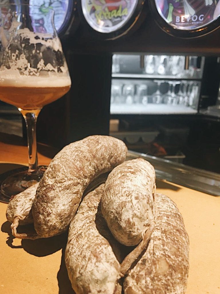 TAGLIERE SPECIALE SALAME misto capra e pecora. Realizzato con carne locale, dal nostro macellaio di fiducia! Accompagnato da noci, verdure miste in conserva, pane a parte. Herba Monstrum Brewery via Ettore Monti, 29, 23851 in zona Ponte Azzone Visconti Lecco.