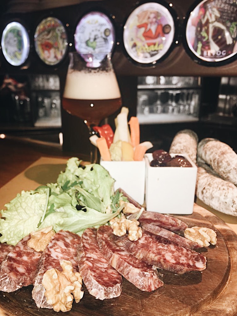 TAGLIERE SPECIALE SALAME misto capra e pecora. Realizzato con carne locale, dal nostro macellaio di fiducia! Accompagnato da noci, verdure miste in conserva, pane a parte. Herba Monstrum Brewery via Ettore Monti, 29, 23851 in zona Ponte Azzone Visconti Lecco.