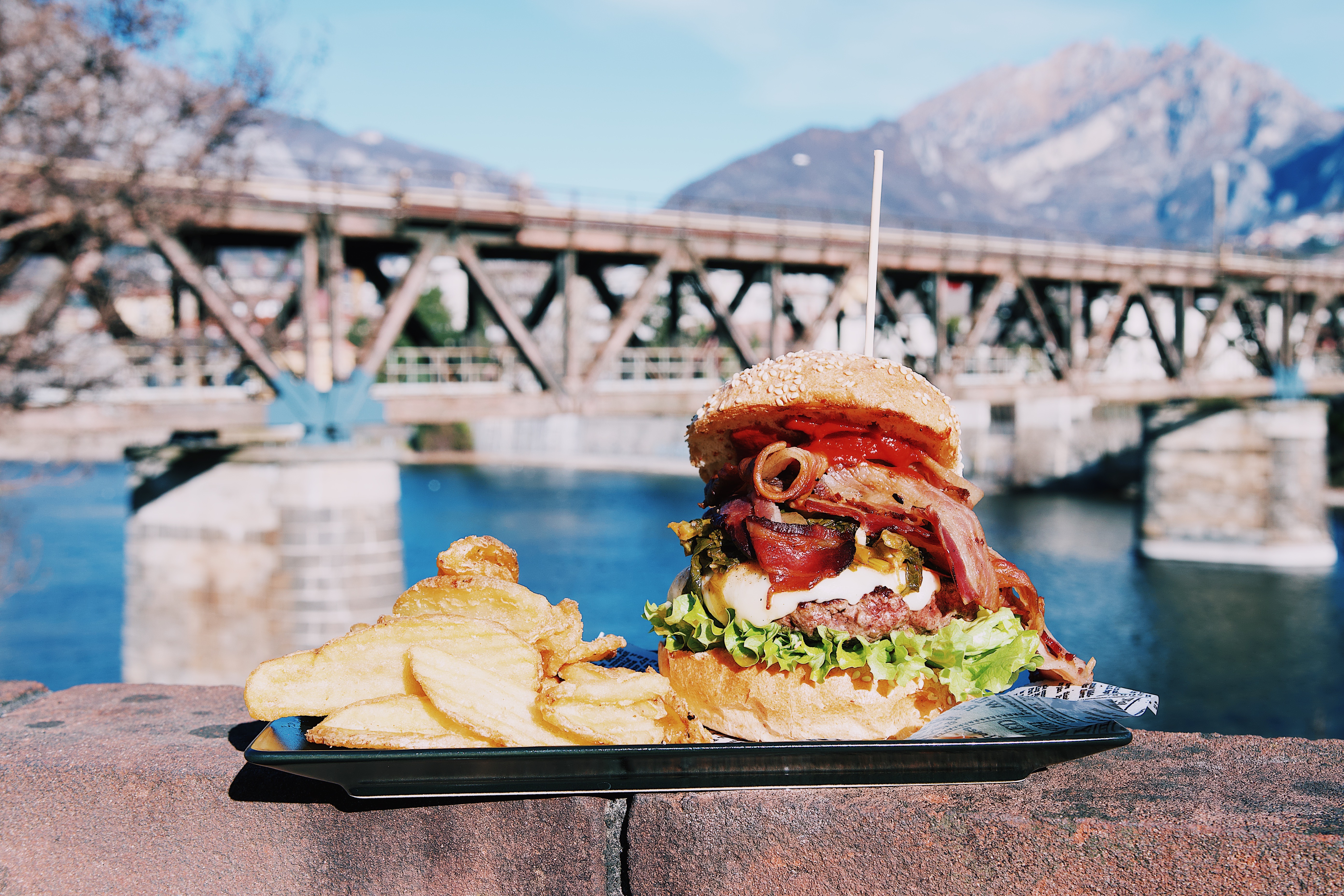 Il primo stagionale di Herba Monstrum del 2020? HAMBURGER CIME DI RAPA Salsa malampo, bacon, cime di rapa, provola, trita di manzo, insalata gentile. Herba Monstrum Brewery via Ettore Monti, 29, 23851 in zona Ponte Azzone Visconti Lecco.