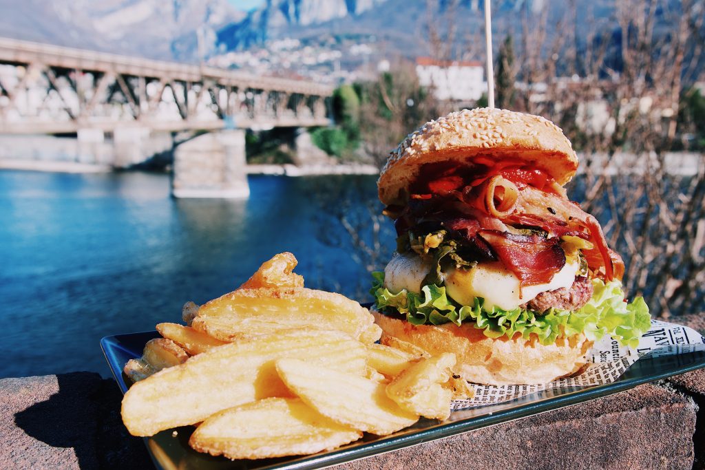 Il primo stagionale di Herba Monstrum del 2020? HAMBURGER CIME DI RAPA Salsa malampo, bacon, cime di rapa, provola, trita di manzo, insalata gentile. Herba Monstrum Brewery via Ettore Monti, 29, 23851 in zona Ponte Azzone Visconti Lecco.