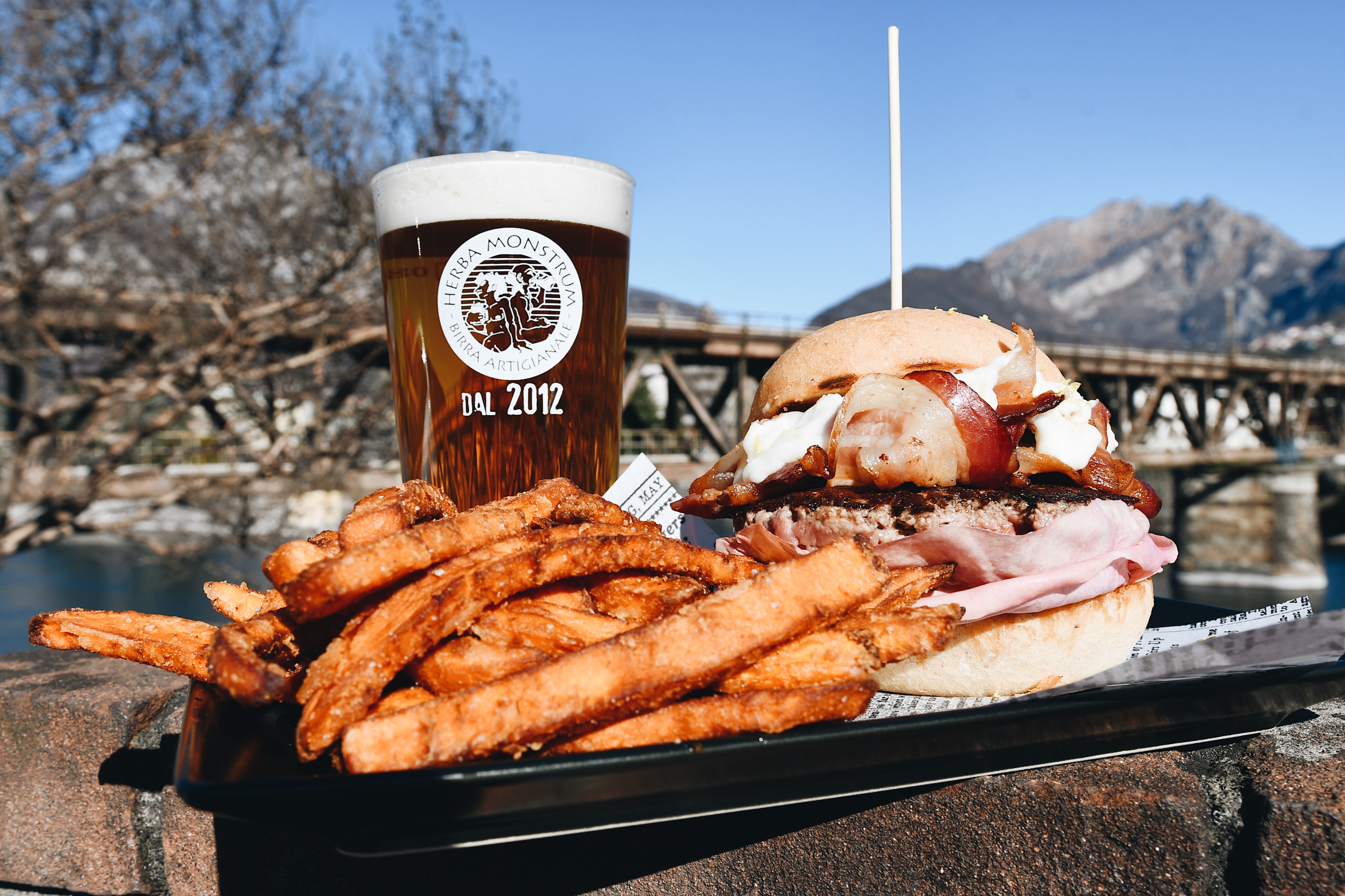 HAMBURGER Speciale SAN VALENTINO 2020 pane alla barbabietola, trita di manzo, freschissima burrata artigianale di Salerno, radicchio rosa di Venezia, bacon croccante Marco d'Oggiono aromatizzato al lime e glassa allo zenzero. Herba Monstrum Brewery via Ettore Monti, 29, 23851 in zona Ponte Azzone Visconti Lecco.