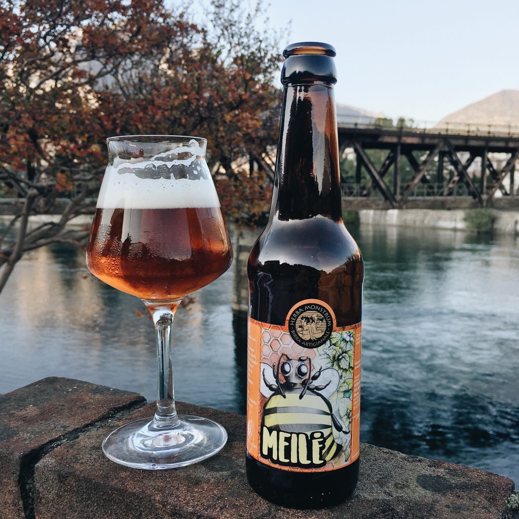 Meilè. Birra artigianale in stile Honey Ale, Birra al miele mille fiori di montagna proveniente dalle prealpi Lecchesi, prodotta con l’utilizzo di foglie di melissa, in percentuale presente più del luppolo. Herba Monstrum Brewery via Ettore Monti, 29, 23851 in zona Ponte Azzone Visconti Lecco.