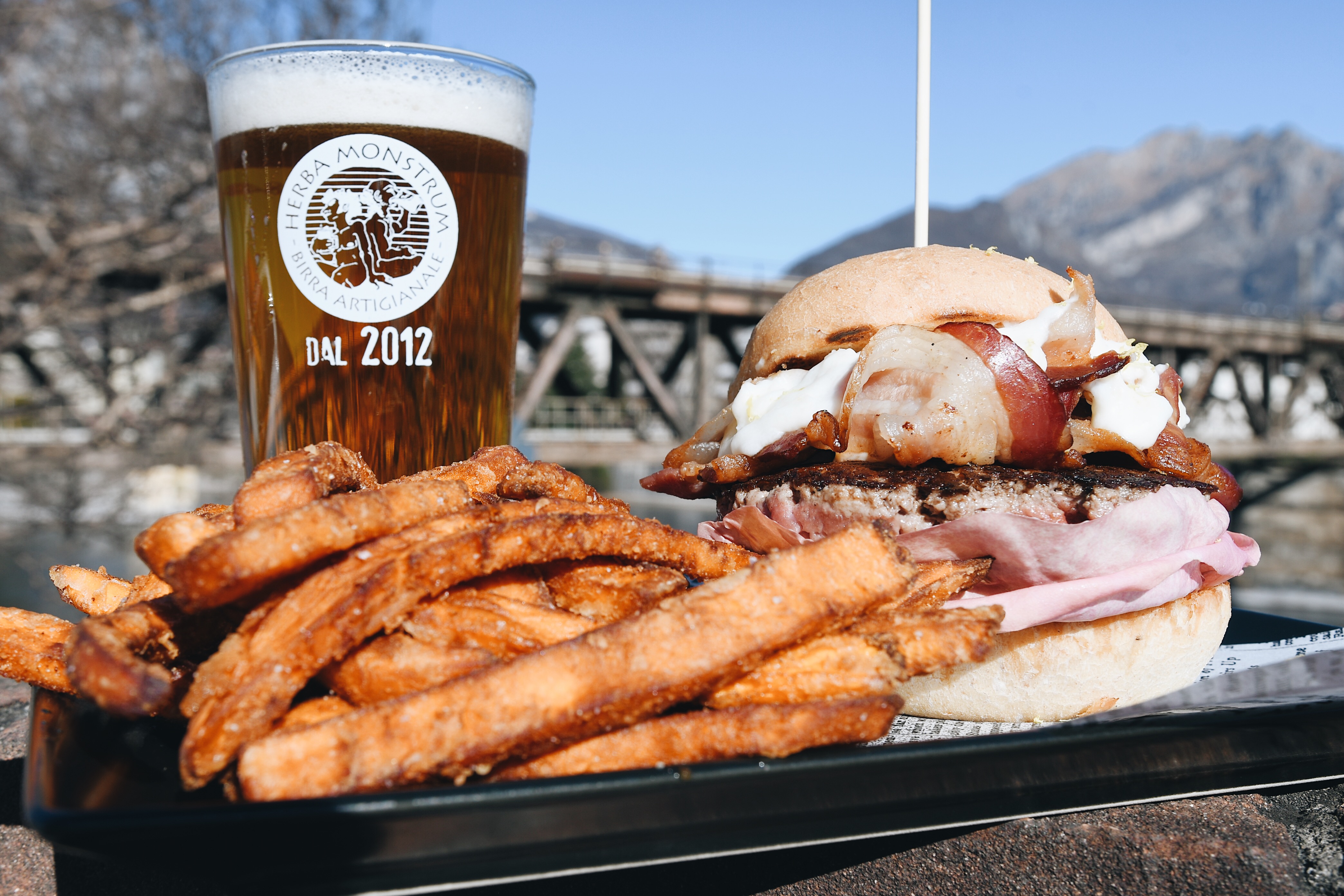 RIAPERTURA maggio 2020 Birre artigianali italiane, hamburger gourmet di qualità. Herba Monstrum Brewery via Ettore Monti, 29, 23851 in zona Ponte Azzone Visconti Lecco. Herba Monstrum Brewery via Ettore Monti, 29, 23851 in zona Ponte Azzone Visconti Lecco.