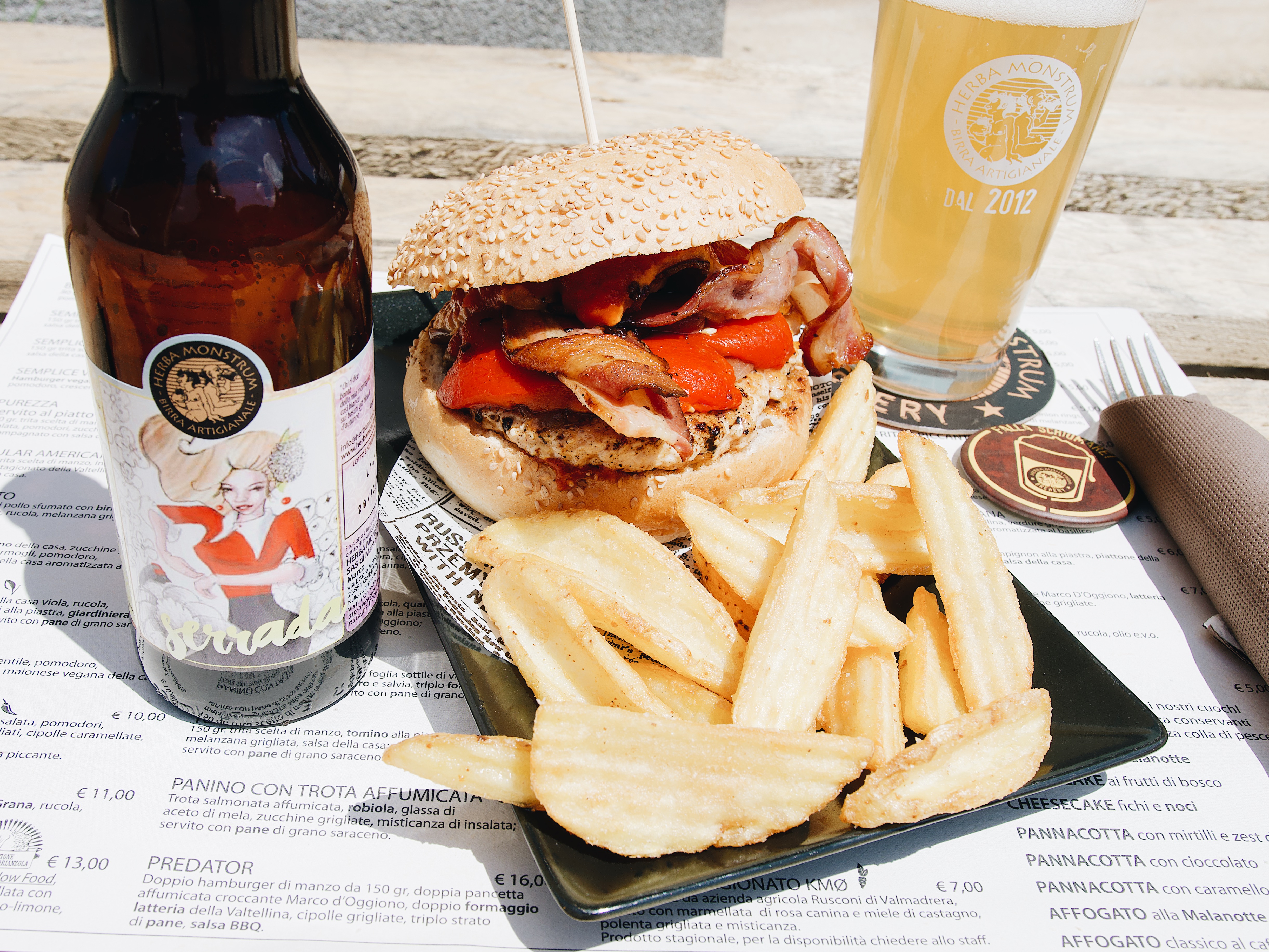 Herba Monstrum Brewery APERTO anche a pranzo. Via Ettore Monti, 29, 23851 in zona Ponte Azzone Visconti Lecco. Hamburger, patatine, birra artigianale, caffè Malatesta.