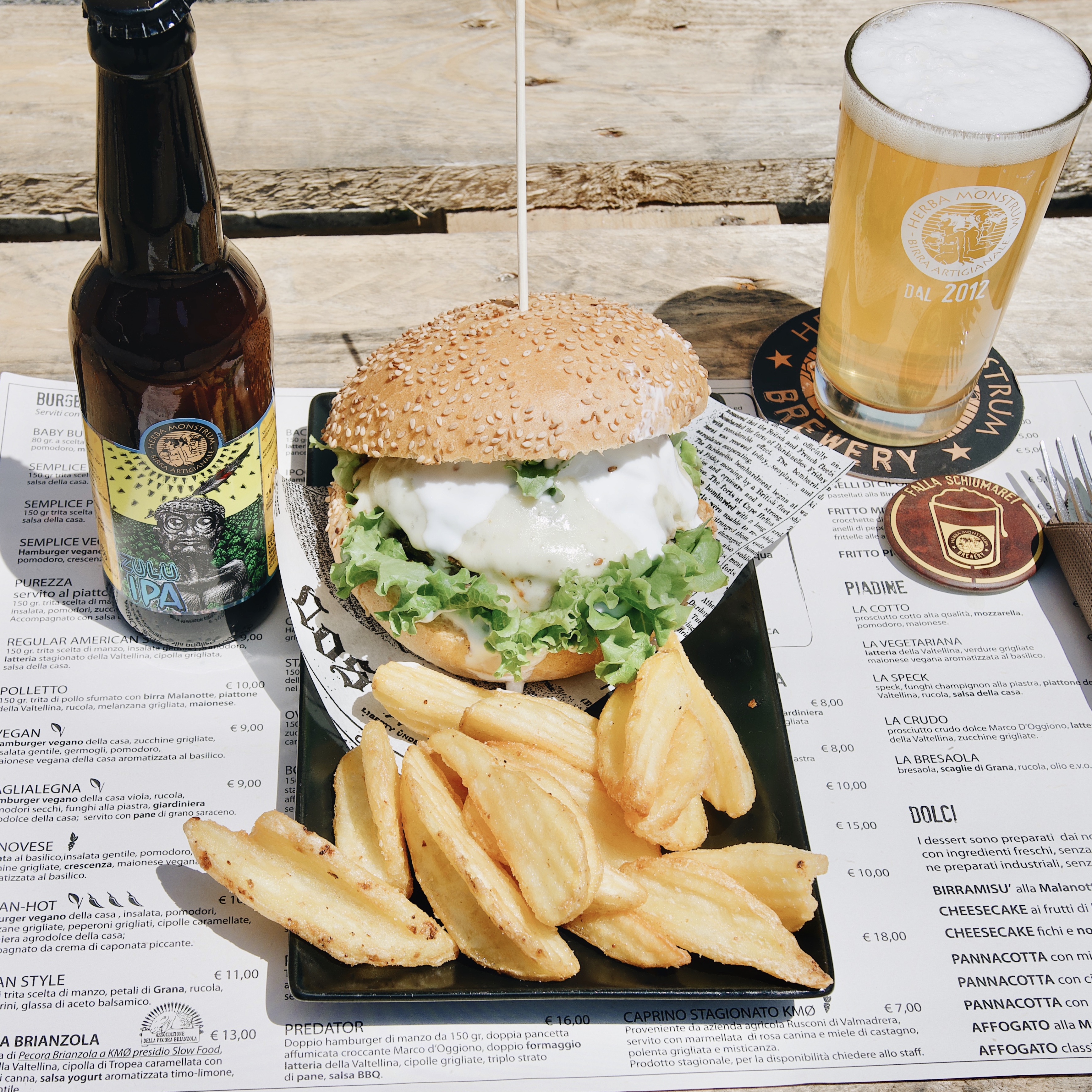 Hamburger con carne di pecora brianzola (Associazione della Pecora Brianzola, Slow Food Lecco), salsa di yogurt alle erbe, insalata fresca, cipolla caramellata. Herba Monstrum Brewery via Ettore Monti, 29, 23851 in zona Ponte Azzone Visconti Lecco.