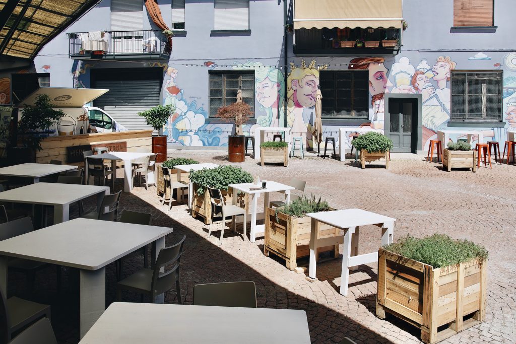 Herba Monstrum Brewery, Urban Beer Garden. Apertura terrazza esterna. Via Ettore Monti, 29, 23851 in zona Ponte Azzone Visconti Lecco. Hamburger, patatine, birra artigianale, caffè Malatesta.