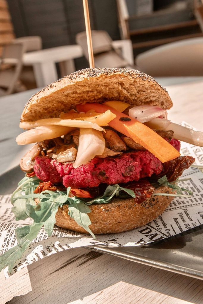 Lombardia, settembre 2021 Hamburger vegano vegan taglialegna, burger, plant based Urban Beer Garden Herba Monstrum Brewery via Ettore Monti, 29, 23851 in zona Ponte Azzone Visconti Lecco. Hamburger marco d'oggiono salumi. Migliore hamburger birra artigianale lecchese. Stagionale trevigiana, valtellina casera dop, miele prealpi lecchesi. Servizio asporto e delivery CosaOrdino 123pronto