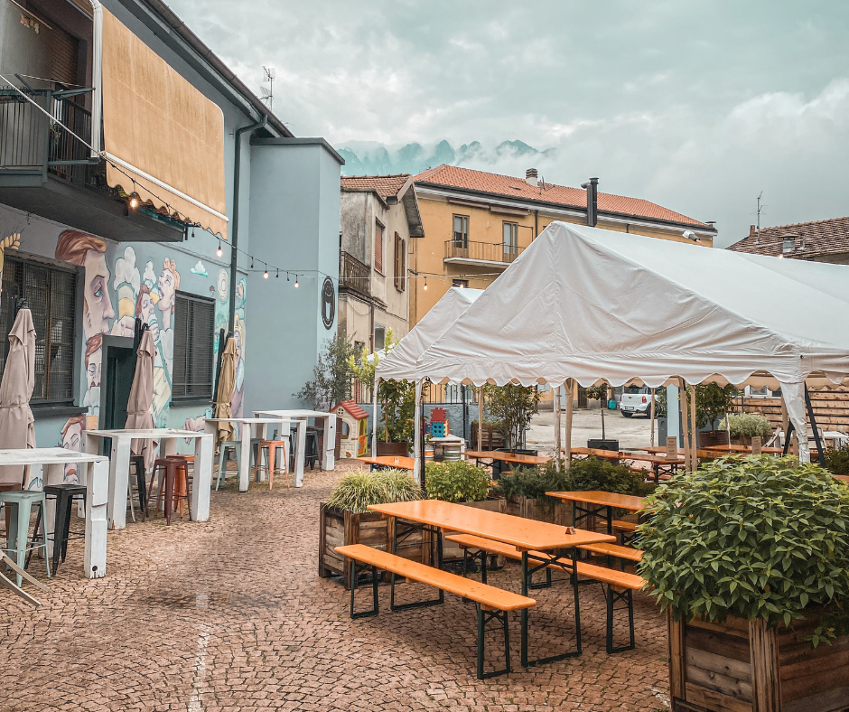 Lombardia, ottobre 2021 Urban Beer Garden Herba Monstrum Brewery via Ettore Monti, 29, 23851 in zona Ponte Azzone Visconti Lecco. Hamburger marco d'oggiono salumi. Migliore hamburger birra artigianale lecchese. Servizio asporto e delivery CosaOrdino 123pronto